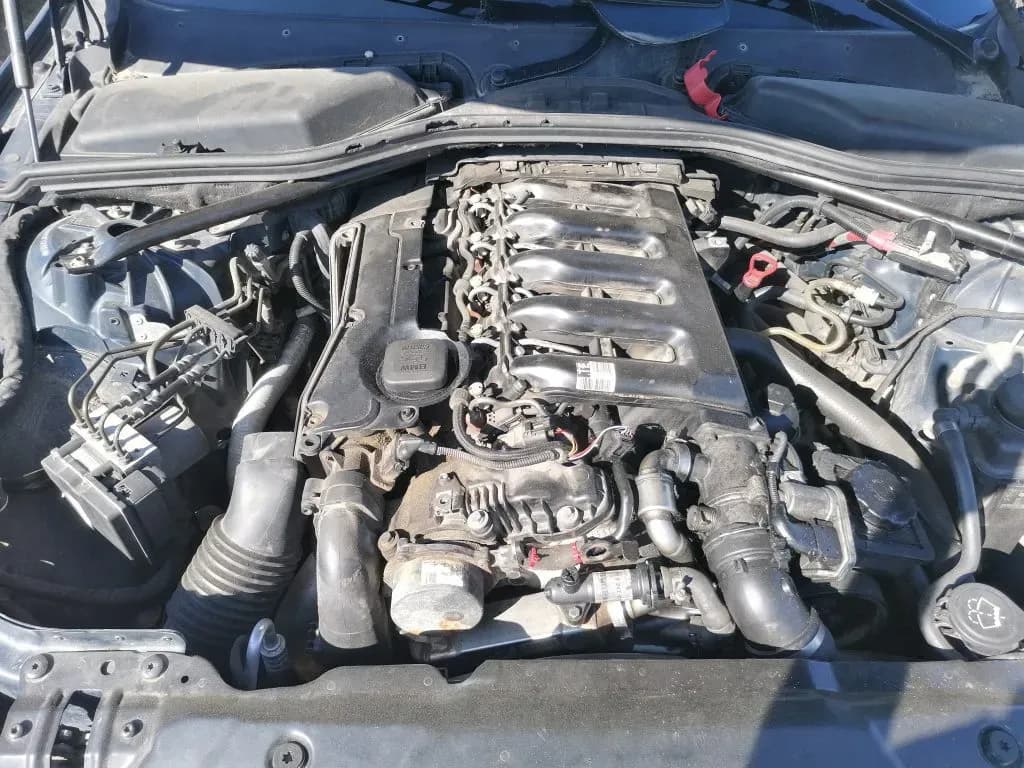 Disassembled car photo 3